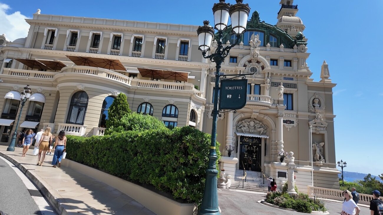 Casino de Monte-Carlon koristeellinen rakennus Monacossa kirkkaan sinisenä päivänä